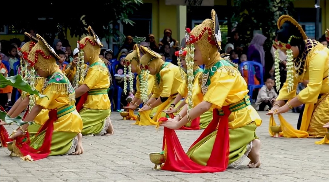 Tarian Tapung Tawar oleh Siswa kelas 5 dan 6